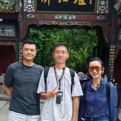 优优时尚穿搭：7月23日，秦海璐和王新军