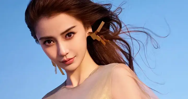 36岁杨颖沙漠金裙大片炸屏！美神回归还是资源降级？