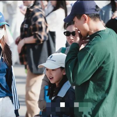 沙雕娱乐：高云翔躲树影里陪小酒窝逛面包节