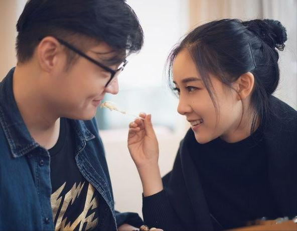 情到浓处，对你动了真情的女人，才会有这4个藏不住的“爱意”！
