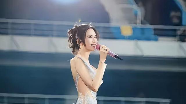 全球脉动站：55岁的莫文蔚， 这身材没法