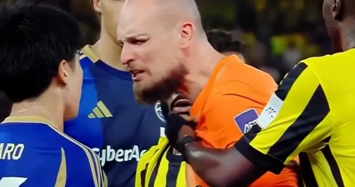 马宁判罚惹争议，赛后遭遇对方球员冲撞以及球迷扔水瓶表达不满