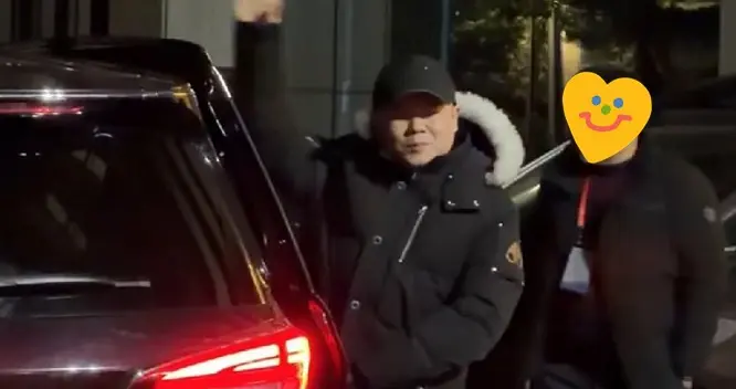 岳云鹏现身杭州，参加浙江卫视春晚，上车前主动与粉丝打招呼