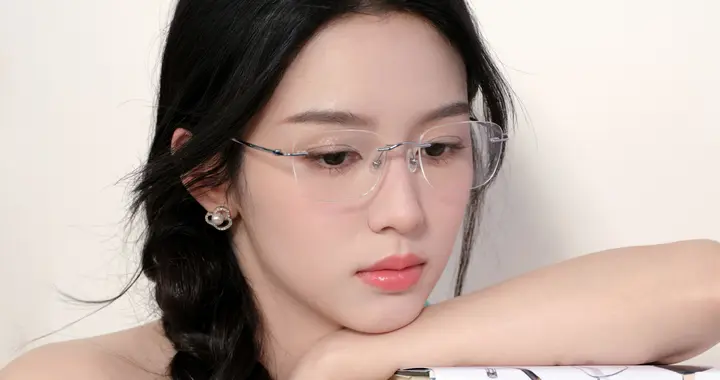 周也斜肩浅绿连衣裙