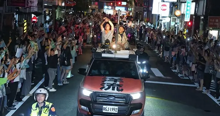 两千机车组成车队扫街如贪食蛇，沈伯洋遇民众竖中指，现场交通大乱遭吐槽