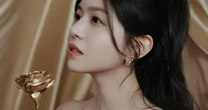 陈妍希鎏金抹胸礼裙