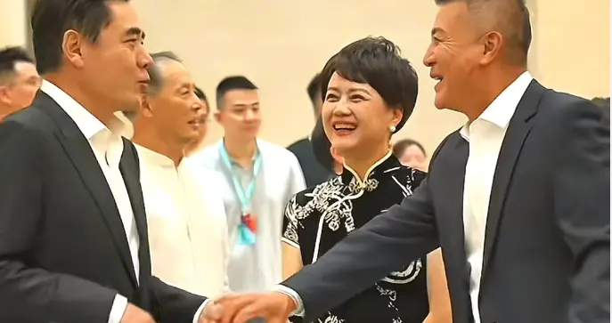 陈宝国茹萍刘之冰同框，三人聊得好开心，画面让人梦回《大宅门》