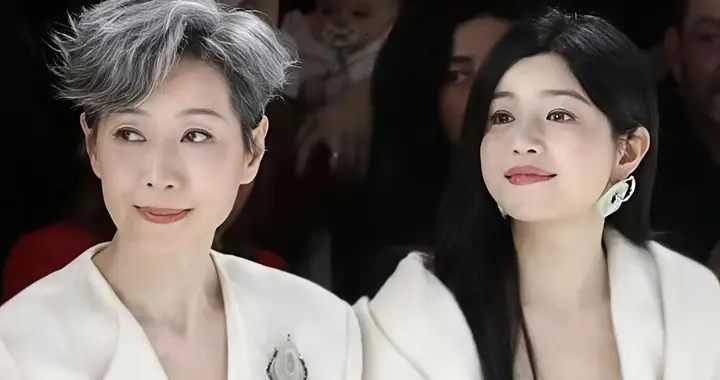 43岁陈妍希米兰时装周大赞叶童老师超有气质 并肩而坐美成姐妹花