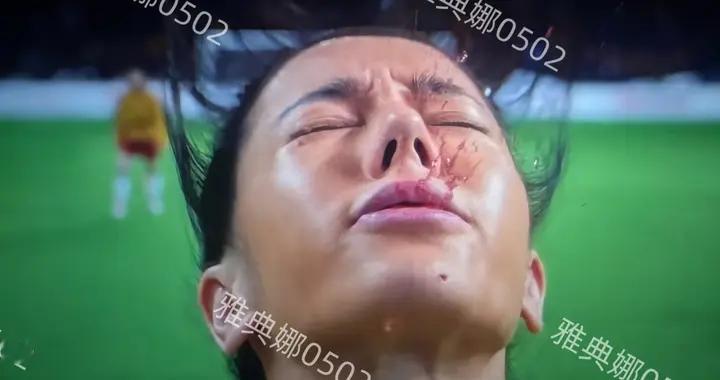 迪丽热巴鼻子好高但鼻孔却很小 ，功夫女足里放下美貌的她很有喜感