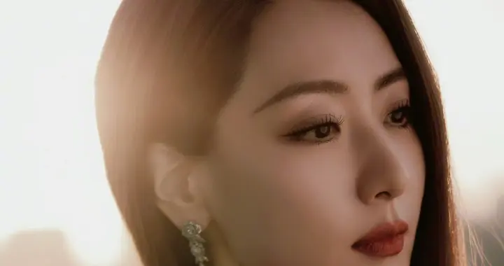 白冰的美是一种难以用言辞表达，无法让人拒绝的美