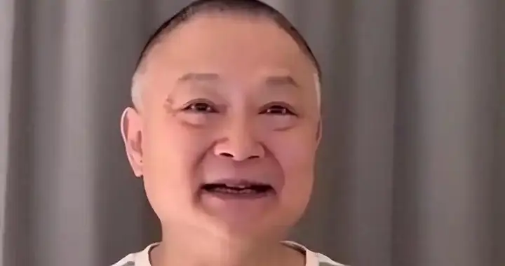 演员欧阳奋强：儿子早逝，和初恋妻子相伴40年，晚年生活怎样了？