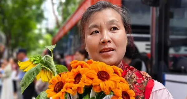 十八载悉心养育，高考考场外一跪，道尽半生母女情深