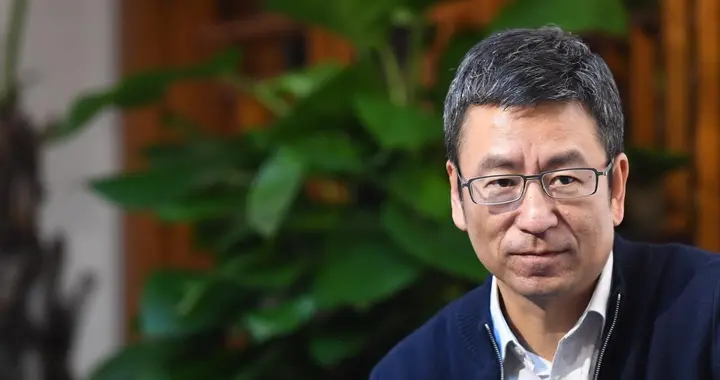 护士跑马拉松遭处分，白岩松建议调岗被怼，精英不懂基层苦？