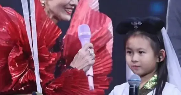赵雅芝孙女惊艳亮相，神似奶奶的大眼睛引全网惊叹