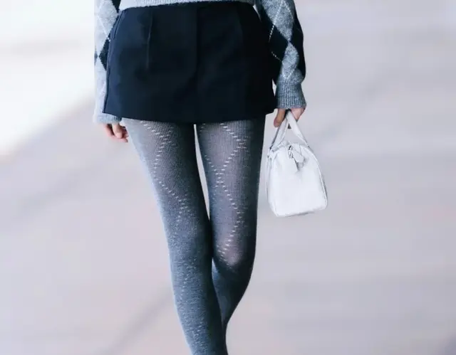 女星图鉴｜陈都灵｜这灰色丝袜穿搭，真是纤足玉趾啊