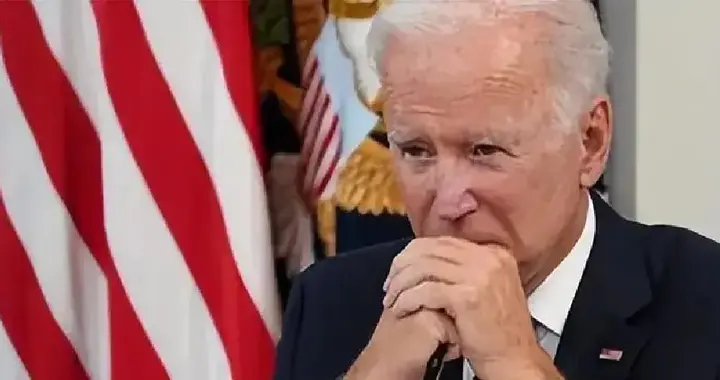 美国曝出惊天丑闻！拜登可能根本“没当过”总统，任期签名非本人