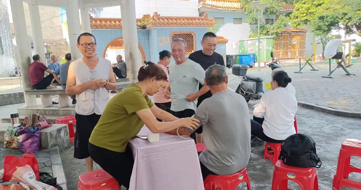 便民服务进公园 读书健康两不误