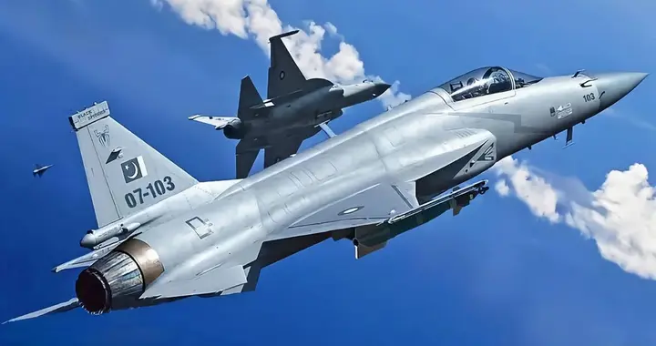 “枭龙”战机高光时刻！巴空军进入伊朗领空，为伊朗战斗护航