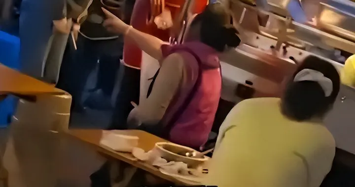 摊主好心借手机被逼下跪后续：家长真容曝光，孩子被处分全校社死