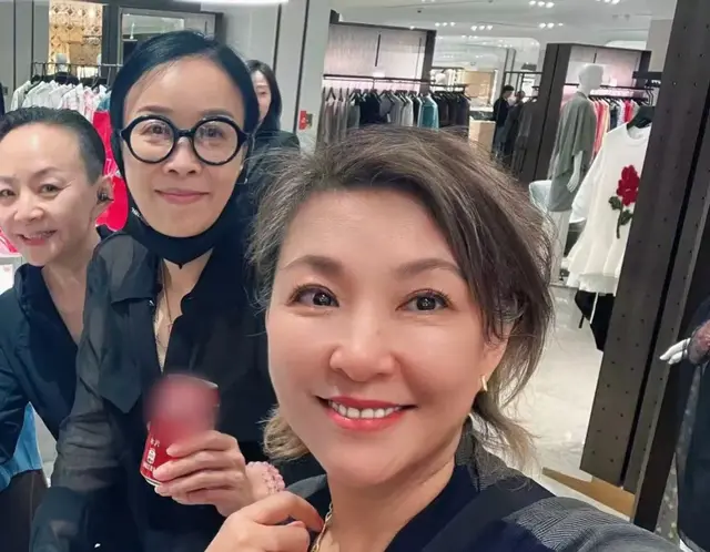 宋丹丹在北京与闺蜜聚餐，李静站边上，那英显情商，C位毋庸置疑