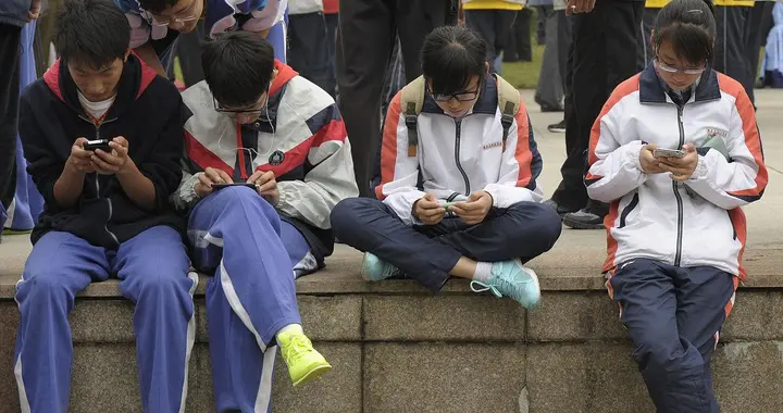 校园“奶头乐”越来越严重！无数青少年深陷其中，家长真的该警惕