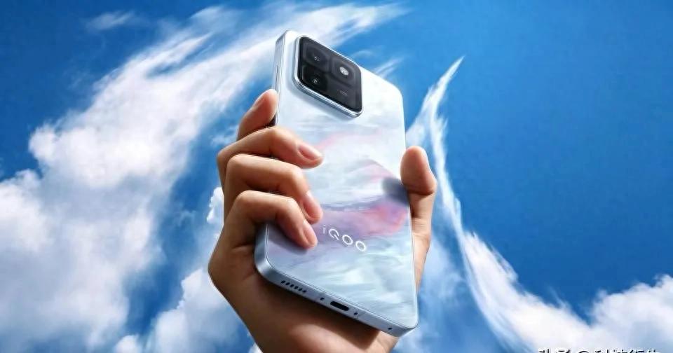 性能旗舰卷不动了，续航和发热还在打架，iQOO 15T真能一拳破局？