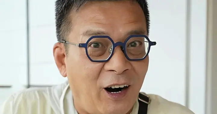 64岁黄日华丧妻6年否认复出，自曝还有钱足够生活，热衷四处踢球