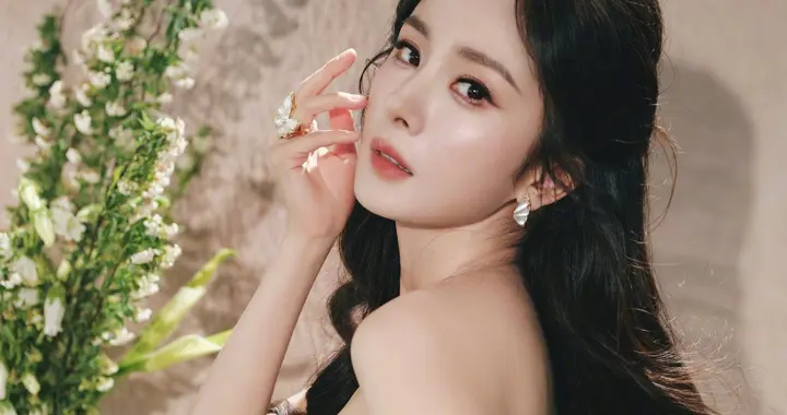 杨幂闪亮抹胸连衣裙