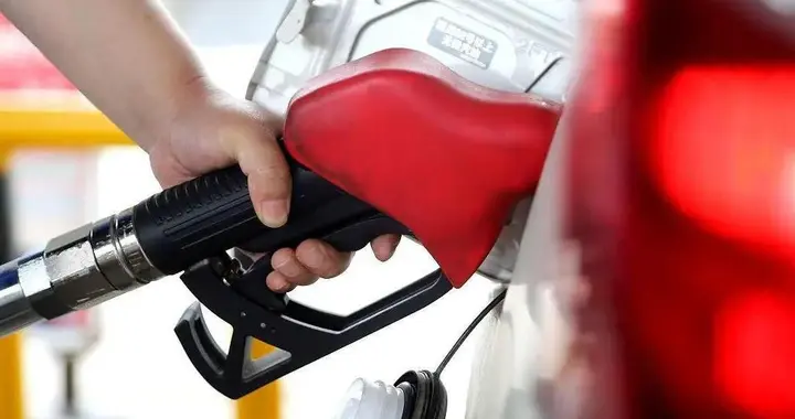 特朗普也没想到：霍尔木兹海峡被封，中国不仅没断油，还降价了？