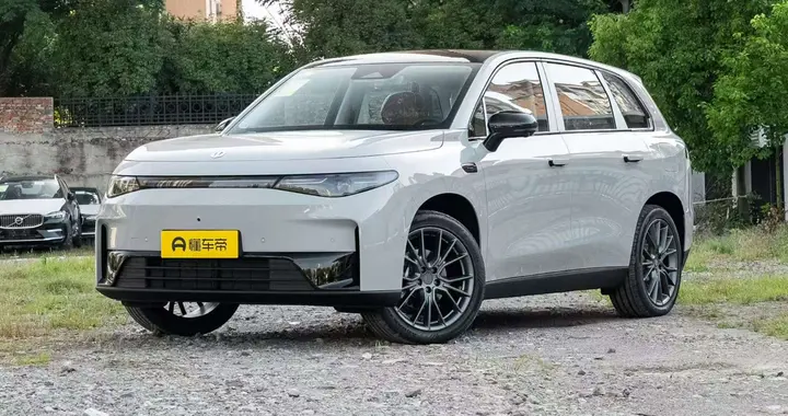 零跑C10限时优惠4000元，大空间+续航605不到13万，很适合年轻人