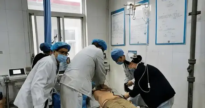 62岁大爷突发脑卒中离世，医生劝告：冬天再冷，也不要做这4件事