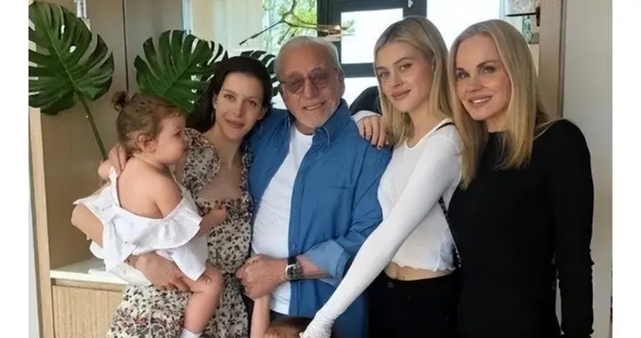 67岁生8个娃还美成妙龄女！贝克汉姆亲家母，才是豪门里的真狠人