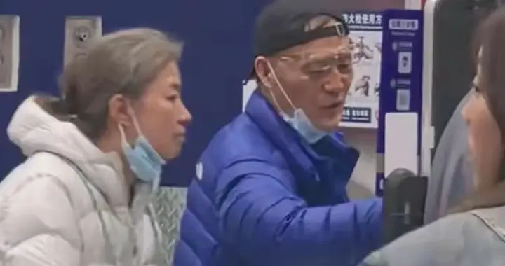 迟蓬年初三去吃自助餐！老公智磊眉毛都白了，迟蓬买单动作很真实