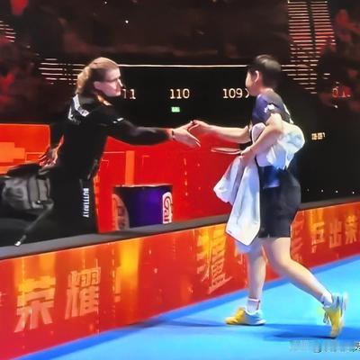 欢快百灵鸟fb：这两个人，这默契劲！ 比