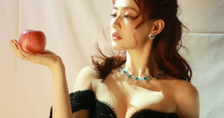 徐璐黑闪抹胸连衣裙，这身材大爱