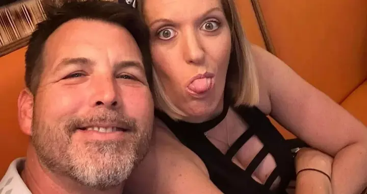 二婚夫妻婚后生有一女，就因为抢电视，丈夫开枪打死妻子打伤继女