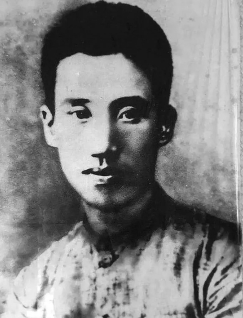 他是农民运动的领袖，31岁当选中央政治局委员，1929年英勇就义