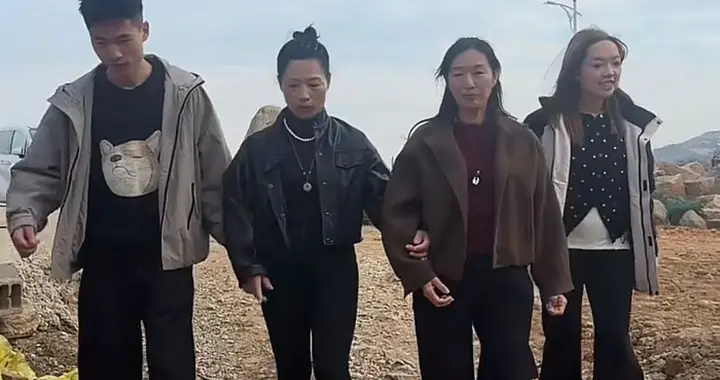 海军妈妈带许健华大妹参观农场，为母则刚，一人独自带大两个孩子