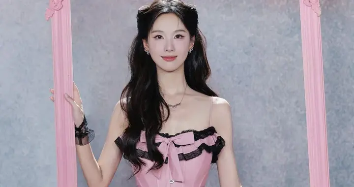 🦋陈都灵｜最新美照，这腿也是极美的！