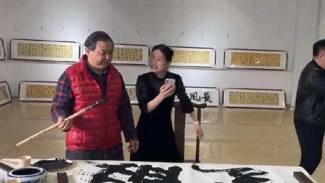 寒塘渡鹤影VoKI：曾翔大师题字，一旁的