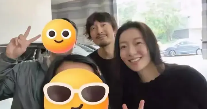 王传君夫妇带娃现身香港迪士尼，齐溪手臂变粗，男方发型一言难尽