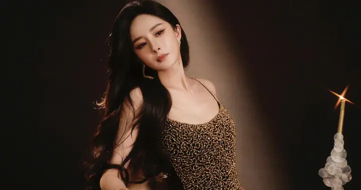 杨幂晒照 穿闪钻裙秀美腿 太性感了！