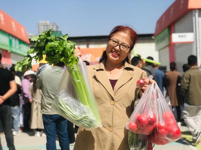 超浓烟火味！ “草滩1952农贸艺术集市”开市