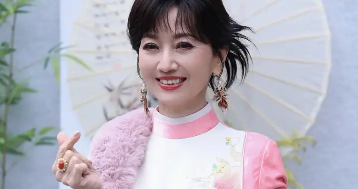 73岁赵雅芝海宁生图刷屏！穿粉旗袍漫步古城被赞“人比花娇”