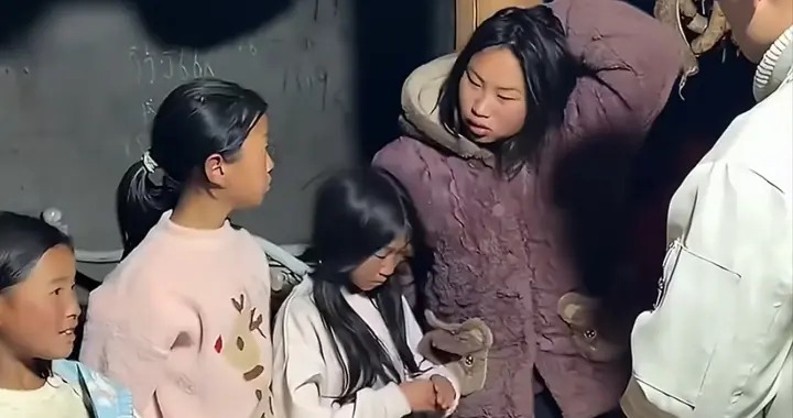 博主B太帮扶凉山女孩阿吉被骗，全家摆拍哭惨，成贫困剧本产业链