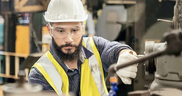 美伊冲突两个月，美国军工被拉爆，这颗雷，从30年前就已经埋下了