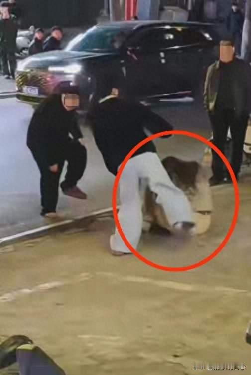 太过分！夫妻俩为替家里老人出气，竟暴打15岁女生