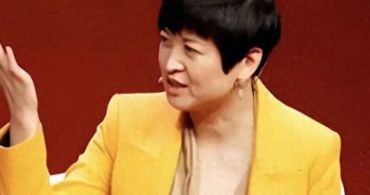 靠“反华”吃饭，她是怎么从昔日名记者，一步步变成女汉奸的？