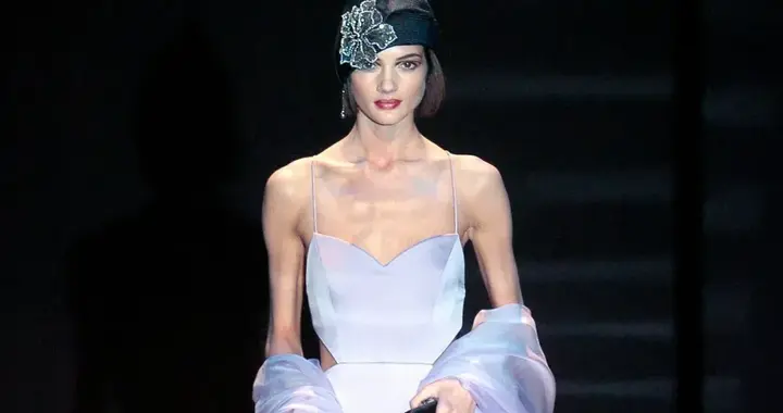 橱里的“镇柜之宝”！阿玛尼2005春夏高定，一件足以封神。