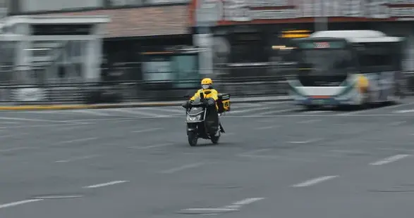 外卖员凌晨送餐，车辆被偷崩溃大哭，路人举动暖人心。